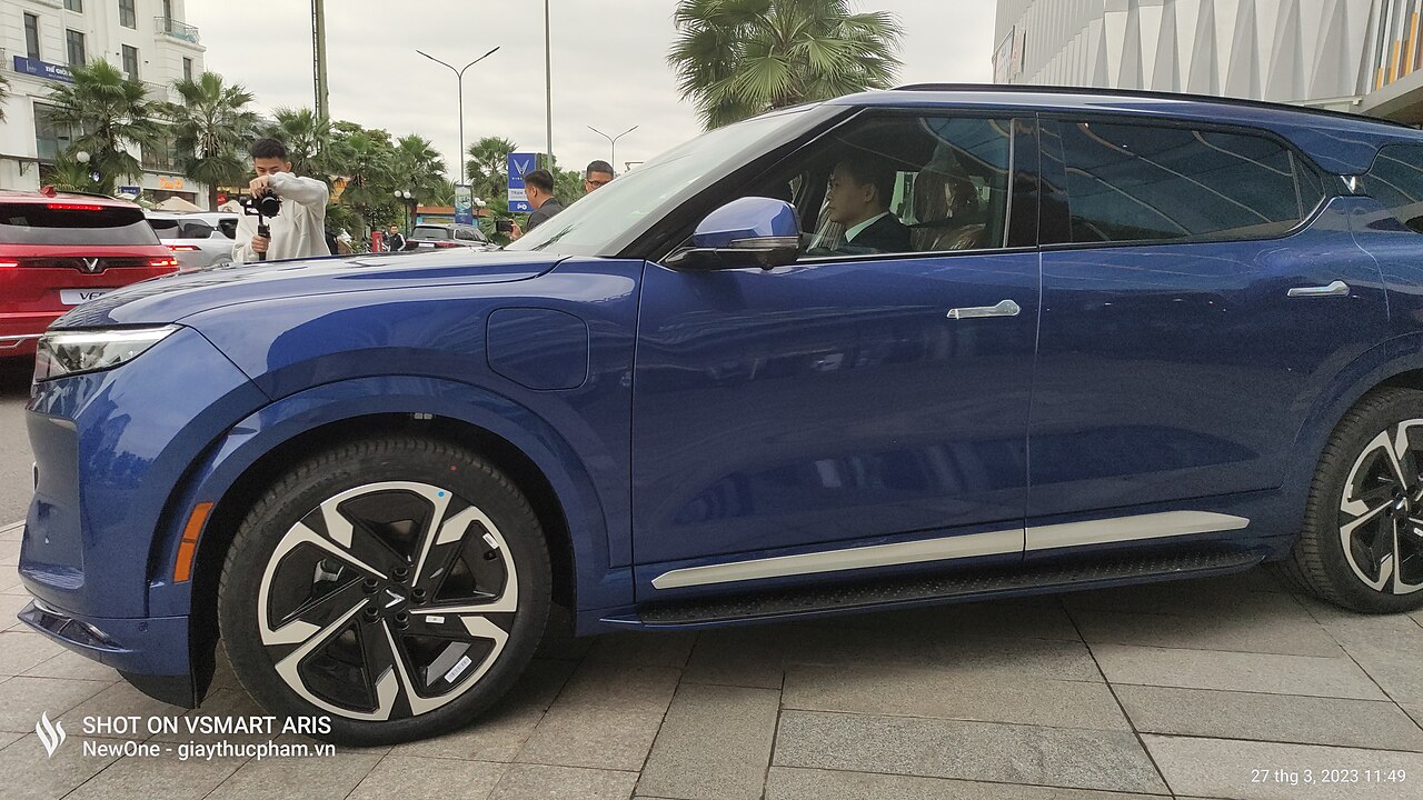 Khoang lái và vô lăng xe điện VinFast Limo Green (MPV 7 Chỗ)