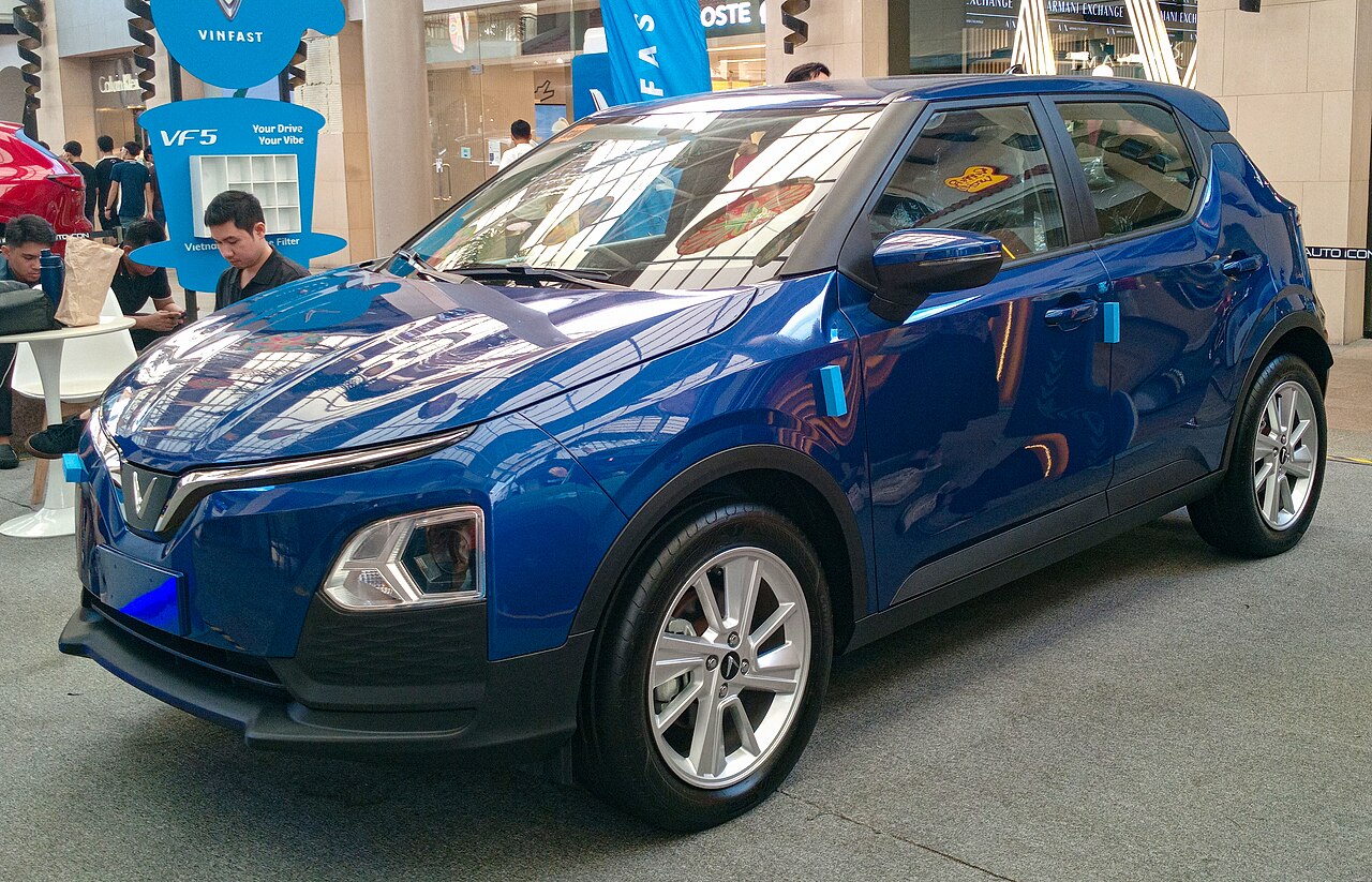 Ngoại thất thực tế A-SUV VinFast VF 5 Plus màu trắng thanh lịch ngoài phố