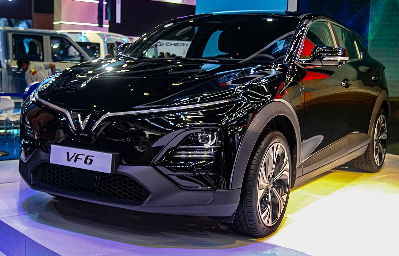 Mặt ca-lăng và đầu xe VinFast VF 6