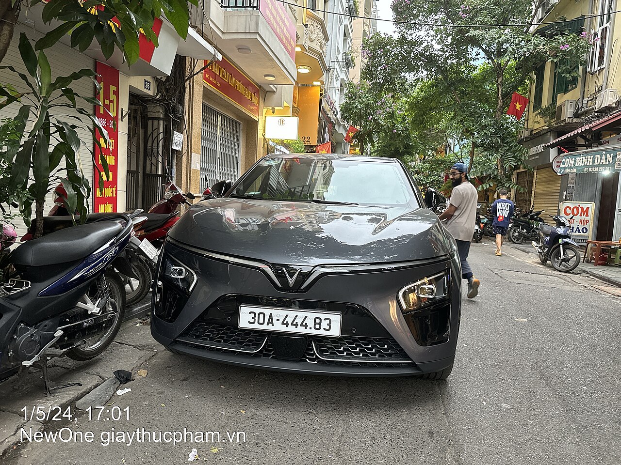 Màu sơn xám xi măng Zenith thời thượng kết hợp mâm xe 20 inch đúc hợp kim phay xước